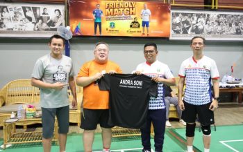 Gubernur Andra Ramaikan Pertandingan Persahabatan BangBro Badminton Triple