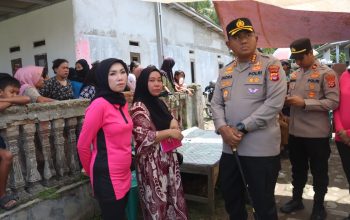Kapolresta Tangerang dan Ketua Bhayangkari Salurkan Bantuan Bagi Korban Tanah Longsor di Cisoka
