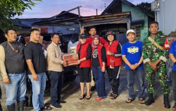 Legislator PDI Perjuangan Bantu Korban Banjir di Karang Tengah