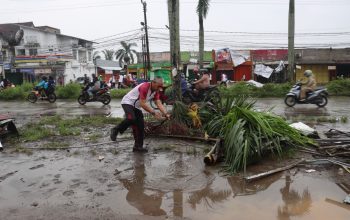 Kapolresta Tangerang Tinjau Lokasi Puting Beliung di Adiyasa Solear, Polisi Turun Tangan Bersihkan Sisa Material