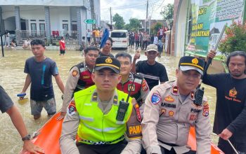 Personel Polresta Tangerang Pantau Debit Air di Sungai Cidurian dekat Perum Cikande Jayanti