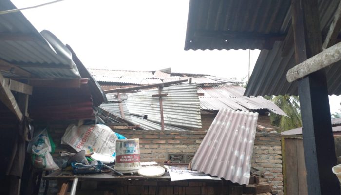 Dua Rumah di Batu Bara Porak Poranda Diterjang Angin Kencang, Bupati Langsung Serahkan Bantuan