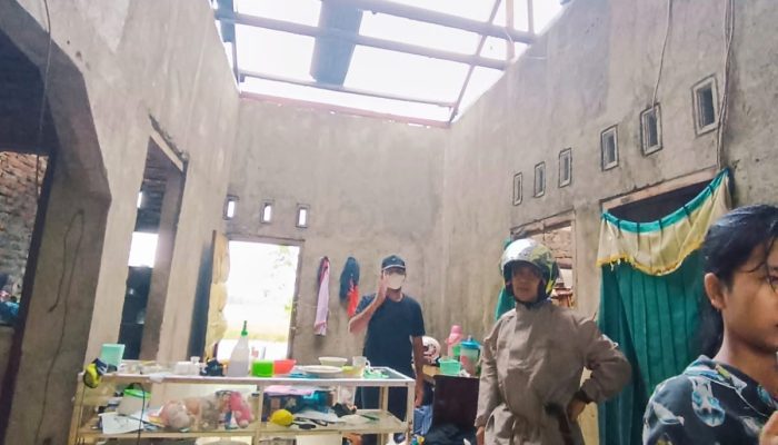 Angin Puting Beliung Terjang Mekarharja, Delapan Rumah Warga Porak Poranda