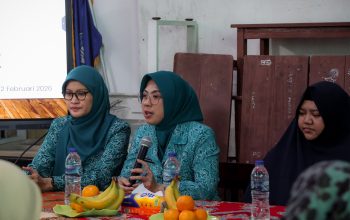 Momen PKK Mengajar di SKh Bina Citra Serang, Tinawati Andra Soni Bernyanyi dan Dampingi Keluarga