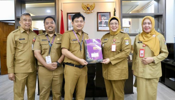 Intan Serahkan 334 SK Kenaikan Pangkat dan 39 SK Pensiun