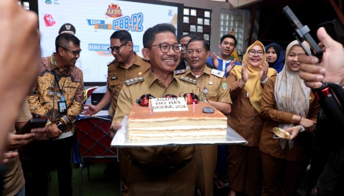 Moment Hari Pers Nasional, Wali Kota Tangerang Potong Tumpeng dan Jenguk Wartawan yang Alami Kecelakaan