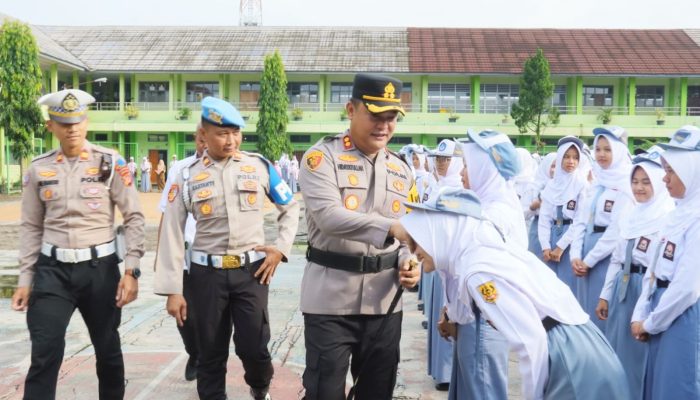 Pimpin Upacara di SMAN 1 Ciamis, Kapolres Ciamis Tekankan Disiplin dan Himbau Anti Narkoba