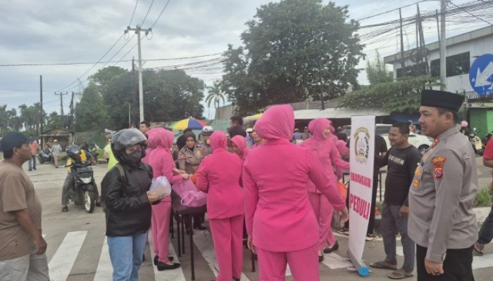 Polres Serang dan Bhayangkari Bagikan 200 Takjil, Wujud Kepedulian di Bulan Ramadan