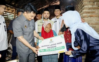 Wagub Dimyati Serahkan Bantuan untuk Renovasi Rumah Tidak Layak Huni di Serang