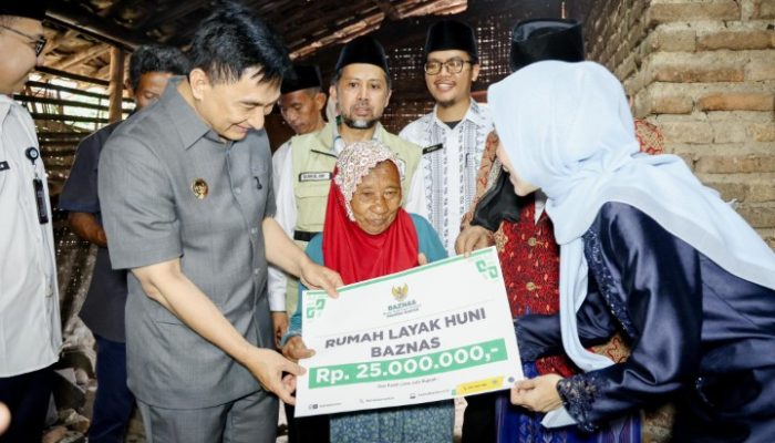Wagub Dimyati Serahkan Bantuan untuk Renovasi Rumah Tidak Layak Huni di Serang