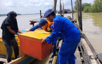 Aksi Cepat Sat Polairud Polres Tanjung BalaiBantu Nelayan di Tengah Laut