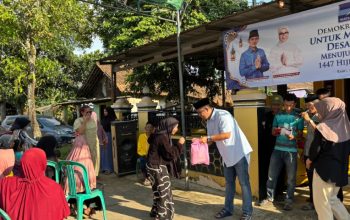 Demokrat Berbagi Jelang Lebaran, Azwar Anas Salurkan Sembako dan THR untuk Warga Desa Cisayid