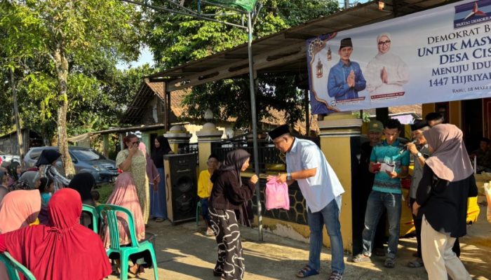 Demokrat Berbagi Jelang Lebaran, Azwar Anas Salurkan Sembako dan THR untuk Warga Desa Cisayid