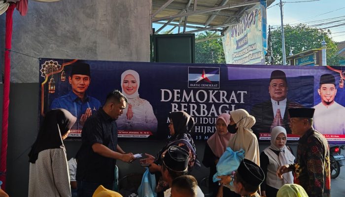 Demokrat Berbagi Kebahagiaan di Kragilan, Azwar Anas Serahkan Santunan untuk Anak Yatim