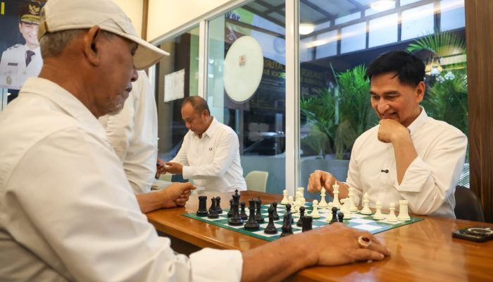 Dimyati Serahkan Penghargaan untuk Pengurus Percasi Kabupaten dan Kota se-Banten