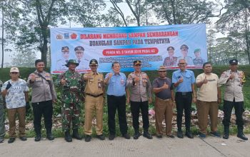 Gerakan Indonesia ASRI Digelorakan di Kragilan, Indah Kiat Turunkan Alat Berat Bersihkan Sampah