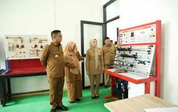 Gubernur Andra Soni Tinjau Ruang dan Alat Praktik Siswa SMKN 1 Anyer