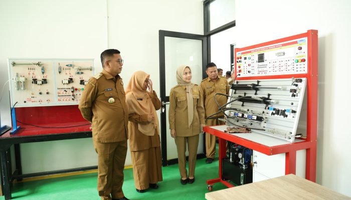 Gubernur Andra Soni Tinjau Ruang dan Alat Praktik Siswa SMKN 1 Anyer