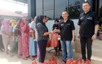 PT Surya Jaya Agung Bagikan Ratusan Paket Idulfitri Bagi Warga