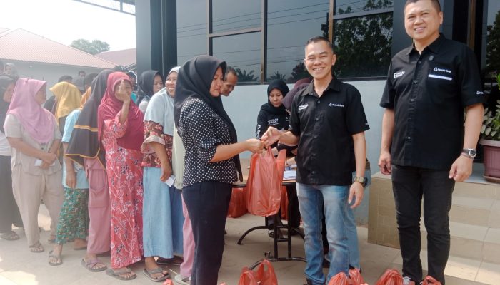 PT Surya Jaya Agung Bagikan Ratusan Paket Idulfitri Bagi Warga