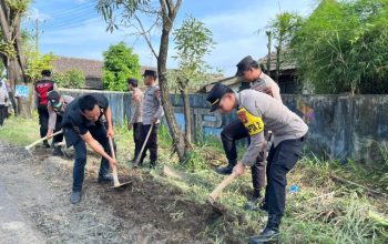 Laksanakan Program BELIDA, Kapolres OKU tinjau dan Perbaiki Jalan Lintas Tengah Sumateraw