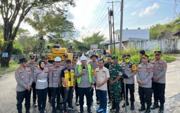 Laksanakan Program BELIDA, Kapolres OKU tinjau dan Perbaiki Jalan Lintas Tengah Sumateraww