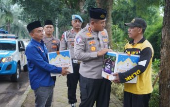 Ramadan Berbagi, Polresta Tangerang dan Insan Pers Bagikan Takjil hingga Sembako untuk Petugas Kebersihan