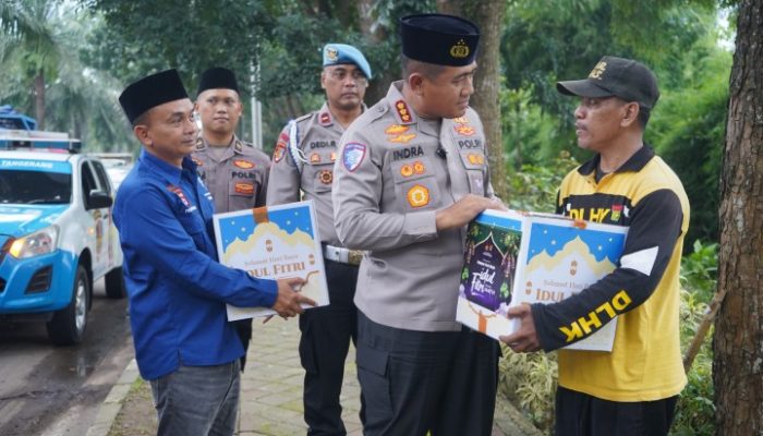 Ramadan Berbagi, Polresta Tangerang dan Insan Pers Bagikan Takjil hingga Sembako untuk Petugas Kebersihan