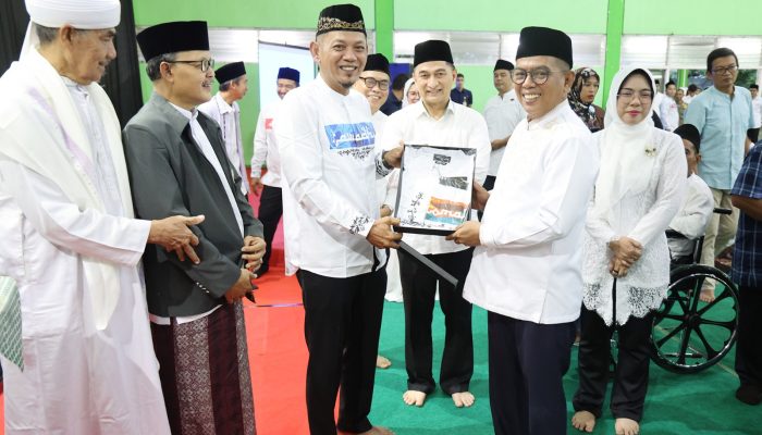 Safari Ramadan di Al Khairiyah, Gubernur Andra Soni Paparkan Program Sekolah Gratis