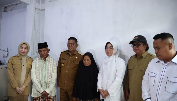 Safari Ramadan di Cinangka, Gubernur Andra Soni Serahkan Kunci Rumah Baru untuk Warga