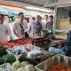 Sekda Dampingi Bapanas Cek Stok dan Harga Komoditi Pokok di Pasar Kronjo