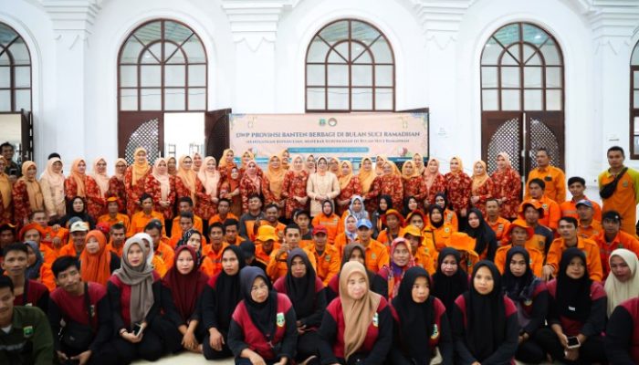 Tinawati Andra Soni Apresiasi Dedikasi Petugas Kebersihan, DWP Banten Salurkan Sembako