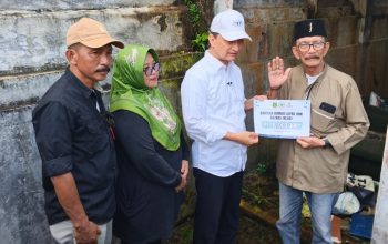 Tinjau Langsung Rumah Warga, Wagub Banten Serahkan Bantuan RTLH