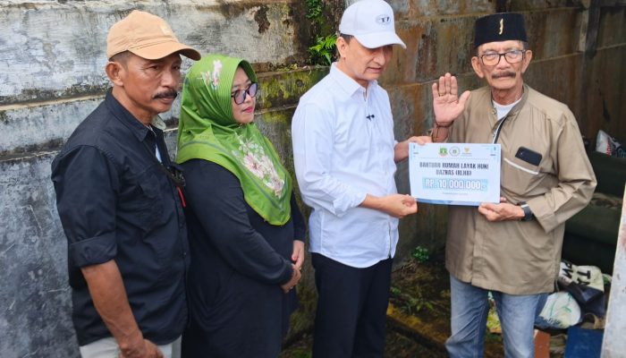 Tinjau Langsung Rumah Warga, Wagub Banten Serahkan Bantuan RTLH