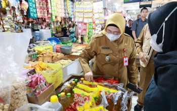 Wabup Intan Monitoring Stok dan Harga Komoditi Pokok di Pasar Kelapa Dua