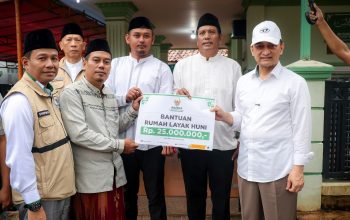 Wagub Dimyati Salurkan Bantuan RTLH ke Lansia yang Hidup Seorang Diri