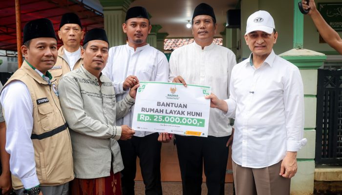 Wagub Dimyati Salurkan Bantuan RTLH ke Lansia yang Hidup Seorang Diri