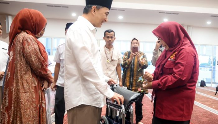 Wagub Dimyati Salurkan Kursi Roda dan Bantuan Sosial di Masjid Baitul Mukhtar BSD