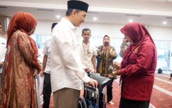 Wagub Dimyati Salurkan Kursi Roda dan Bantuan Sosial di Masjid Baitul Mukhtar BSD