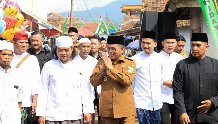 Gubernur Andra Soni Ajak Masyarakat Teladani Ulama di Haul Abuya Bustomi