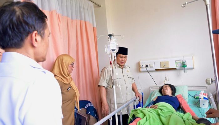 FOTO: Presiden Jenguk Korban Kecelakaan Kereta di Stasiun Bekasi Timur