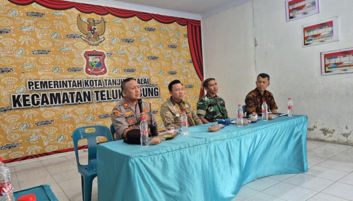 Respon Cepat, Camat dan Polsek Teluk Nibung Robohkan Barak Narkoba