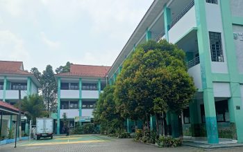 Terekam CCTV! Maling Gondol Mesin AC Sekolah Negeri di Pondok Pucung Tangsel