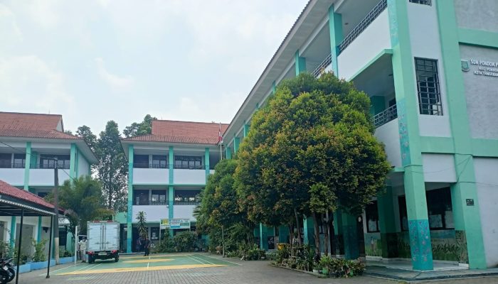 Terekam CCTV! Maling Gondol Mesin AC Sekolah Negeri di Pondok Pucung Tangsel