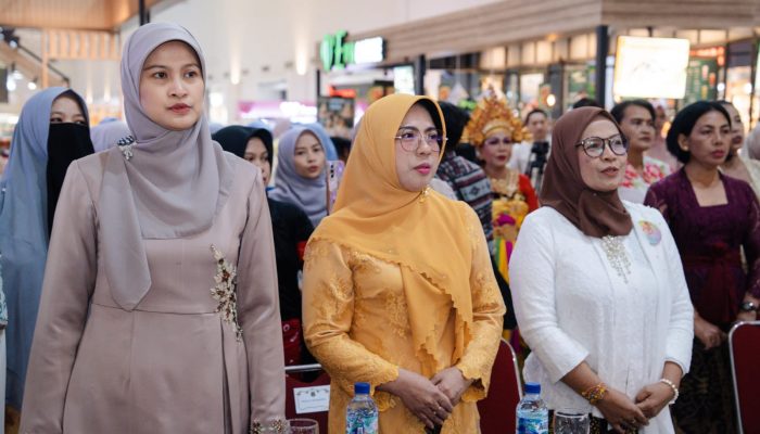 Tinawati Andra Soni Kampanyekan Penggunaan Kebaya di Mall of Serang