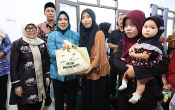 Tinawati Andra Soni Serahkan Bantuan Gizi untuk Program Pencegahan Stunting ke Pandeglang