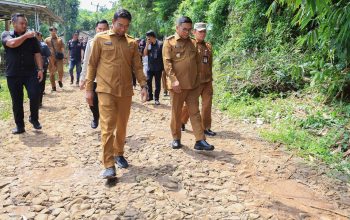 Warga Ciandur Senang Dengar Jalan Desa Mereka Akan Dibangun Lewat Program Bang Andra