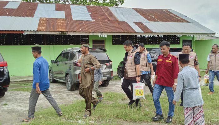 AKP Arifin Purba Serahkan Bantuan Jumat Berkah ke Panti Asuhan Husnul Khotimah Batu Bara