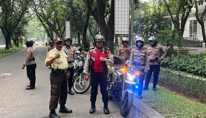 Amankan Bus Massa Buruh, Satsamapta Polresta Tangerang Patroli JPO