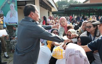 Bupati Bagikan 2.000 Paket Sembako Murah di Alun-Alun Tigaraksa